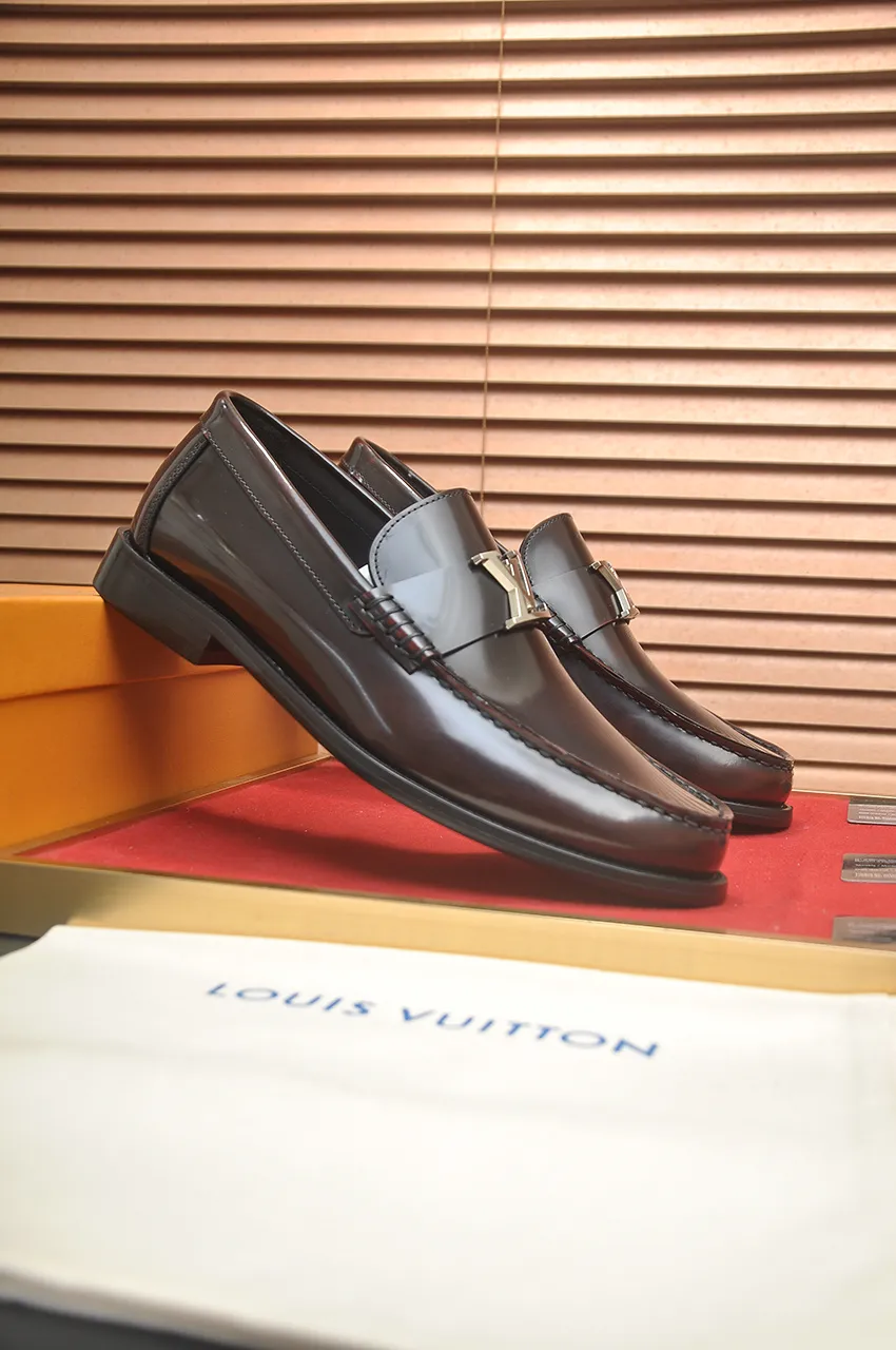 Men's men's shoes 💰560💶 [LV] (original single cowhide lining) 🍀LV's latest genuine leather business suit shoes are launched simultaneously on the official website. The first-layer cowhide imported from Italy is made of heavy gold, 💥1:1 rubber outsole from the official website. Versatile to wear, high-end without losing class, and the color combination is extraordinary. This four-season style is alluring when worn on your feet, showing off your big-name flair. Standard code 38-44 (45 customized)
